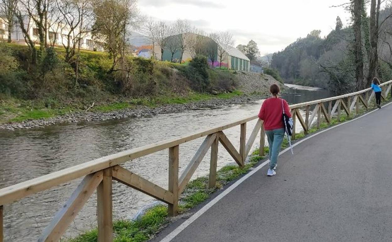 Paseo por el parque de La Viesca, junto al río Besaya