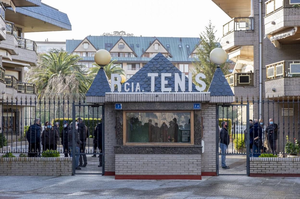 Imagen de la recepción del Edificio Tenis de Laredo. 