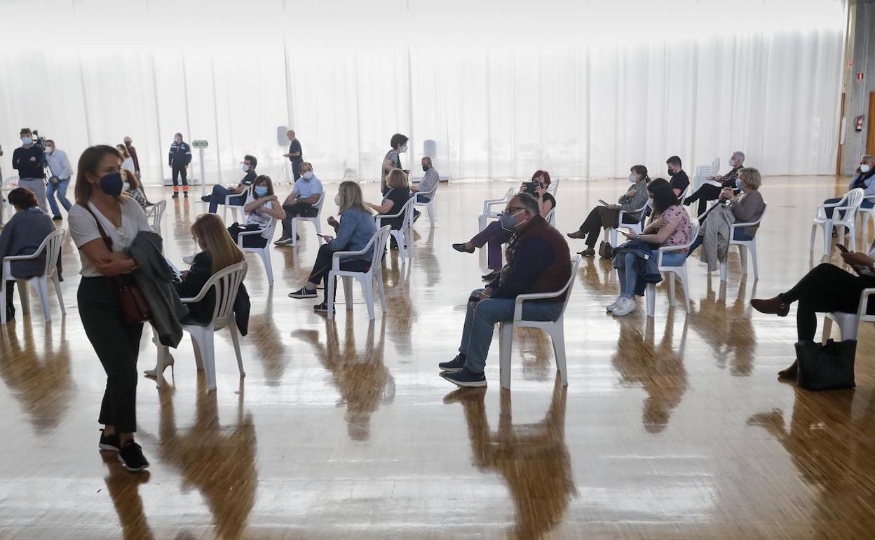 Imagen del interior del Palacio de Congresos de Santander, durante la primera jornada prevista de vacunación masiva.