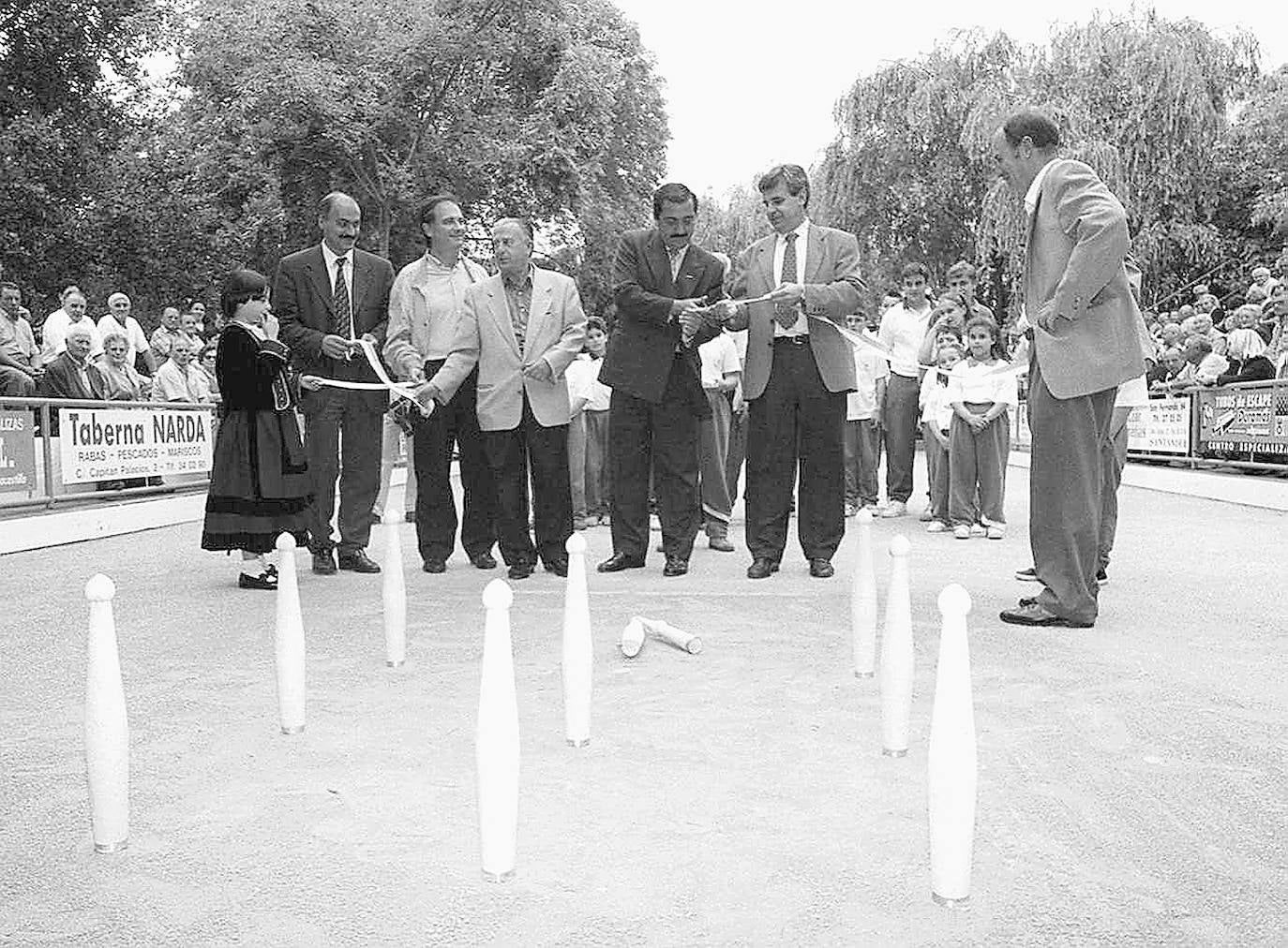 27/05/1999. Inauguración de la bolera del parque de 'La Marga' por Gonzalo Piñeiro, entonces alcalde de Santander.