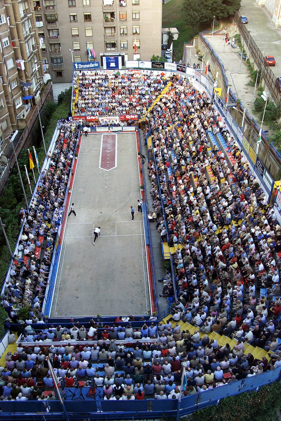 02/09/2003. Panorámica de la bolera de 'La Carmencita' en la calle Pío Baroja.