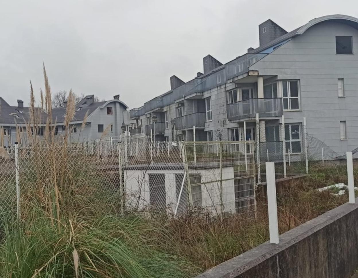 Estado actual de una de las urbanizaciones abandonadas y saqueadas, próxima al Ayuntamiento de Castañeda. 