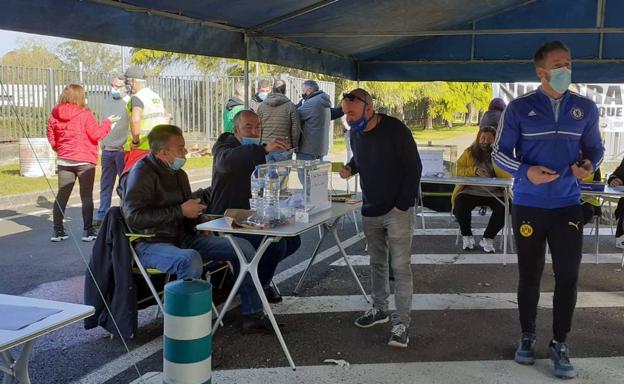 Los trabajadores, votando en las urnas instaladas al aire libre.