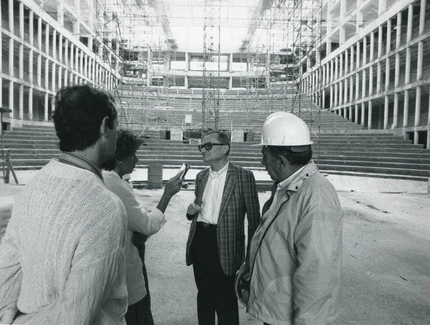 Años 90. Obras de construcción del Palacio de Festivales durante 1990. Visita del director escénico Vittorio Patane, Emilia Levi y el aparejador José Luis Ocejo.