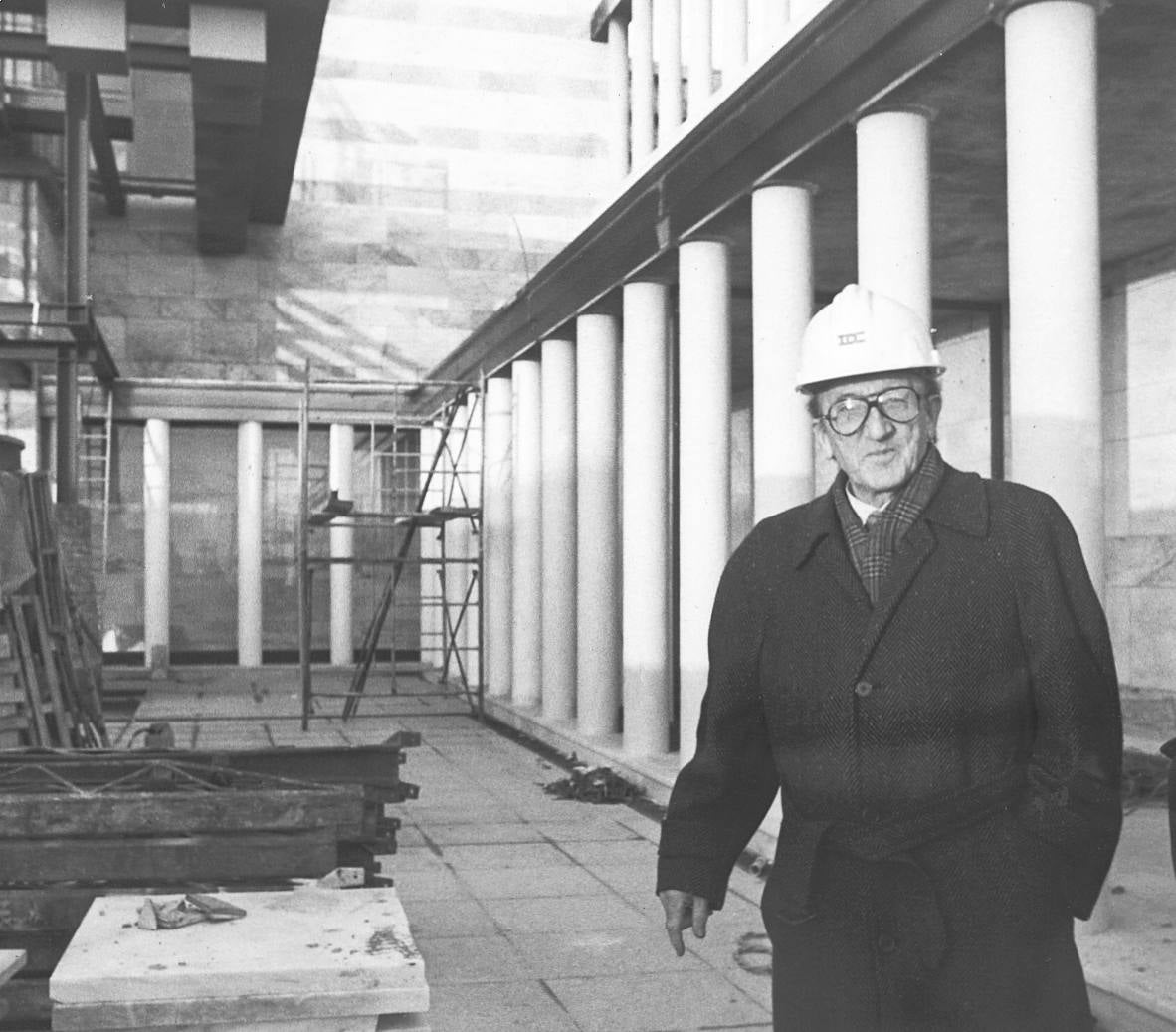 16/01/1990. El arquitecto Francisco Javier Sáenz de Oiza supervisando las obras del Palacio de Festivales.