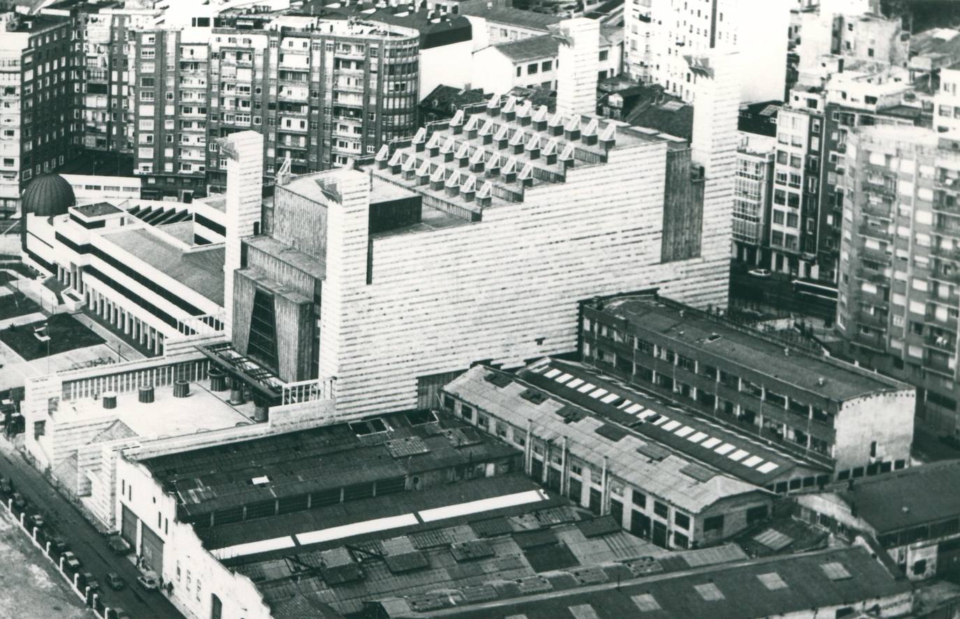 10/4/1991. Vista de los antiguos Astilleros del Atlántico, Escuela de Náutica y el Palacio de Festivales situados en el barrio San Martín de Santander.