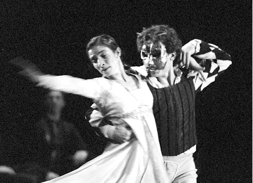 10/01/1998. La Compañía Nacional de Danza representa ‘Romeo y Julieta’ con la coreografía del director Nacho Duato en el Palacio de Festivales.