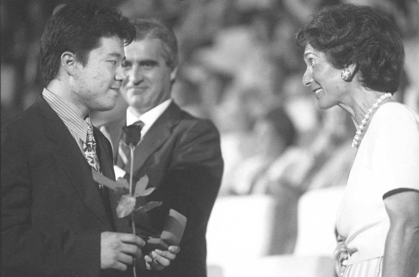 08/08/1998. Gala de la entrega de Premios del Concurso Internacional de Piano de Santander en el Palacio de Festivales. En la ftografia Jong Hwa Park, Paloma O'shea y Joaquín Martínez Sieso, por entonces presidente de Cantabria. 