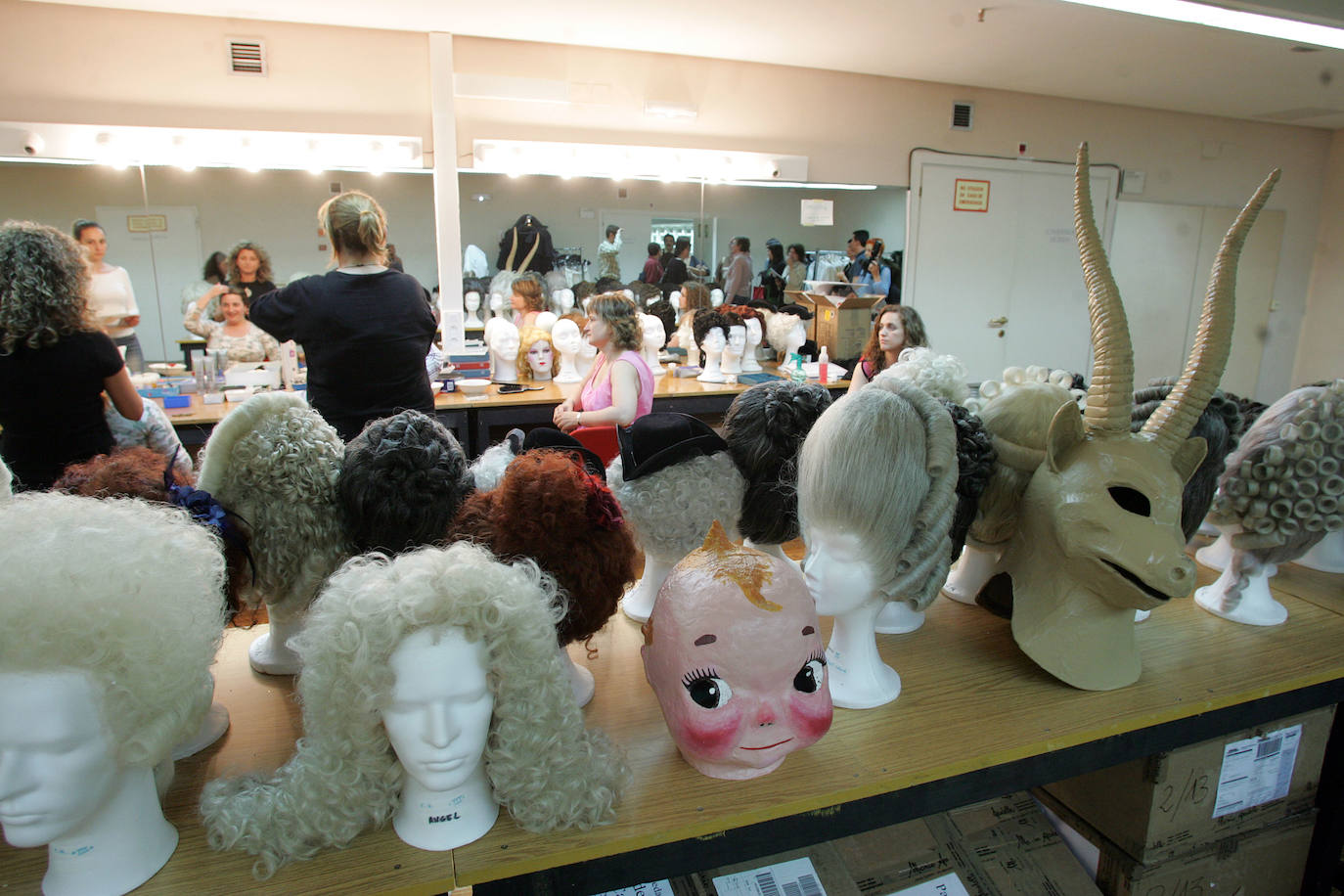 14/06/2007. Lindsay Kemp prepara en el Palacio de Festivales el montaje escénico de la obra ‘Los cuentos de Hoffmann’. Los protagonistas en los camerinos se preparan para los ensayos.