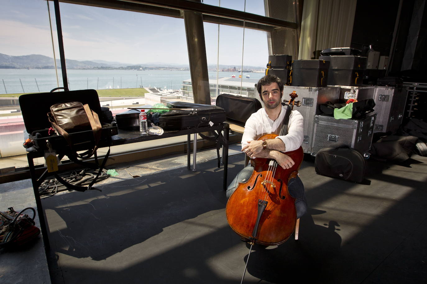 07/07/2015. El violonchelista Pablo Ferrández posa con un Stradivarius detrás del escenario de la Sala Argenta del Palacio de Festivales.