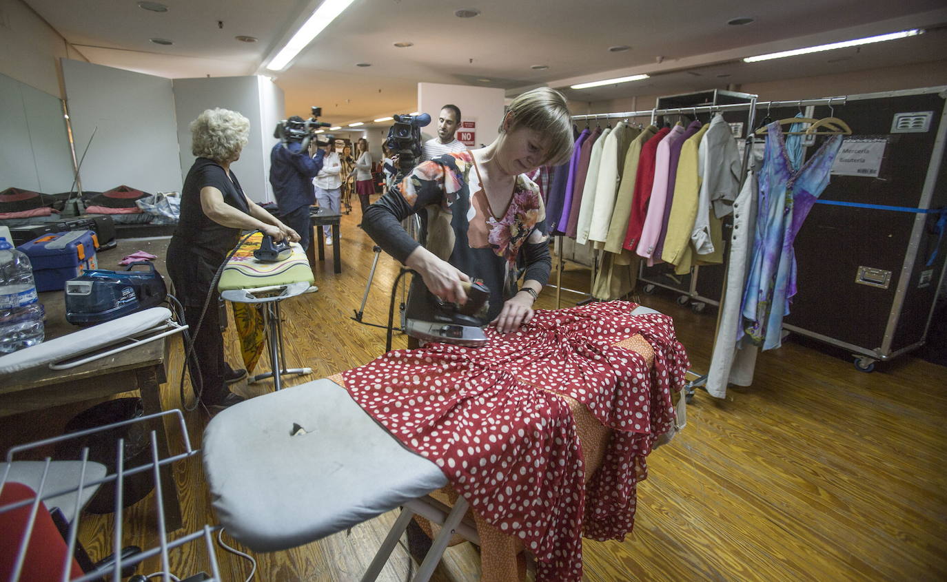 11/05/2016. Preparativos de vestuario del musical 'Mamma Mia!' en los camerinos del Palacio de Festivales.