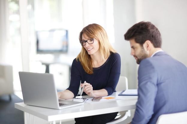 Los emprendedores cántabros tienen una media de edad de 42 años y están casi igualados hombres y mujeres.