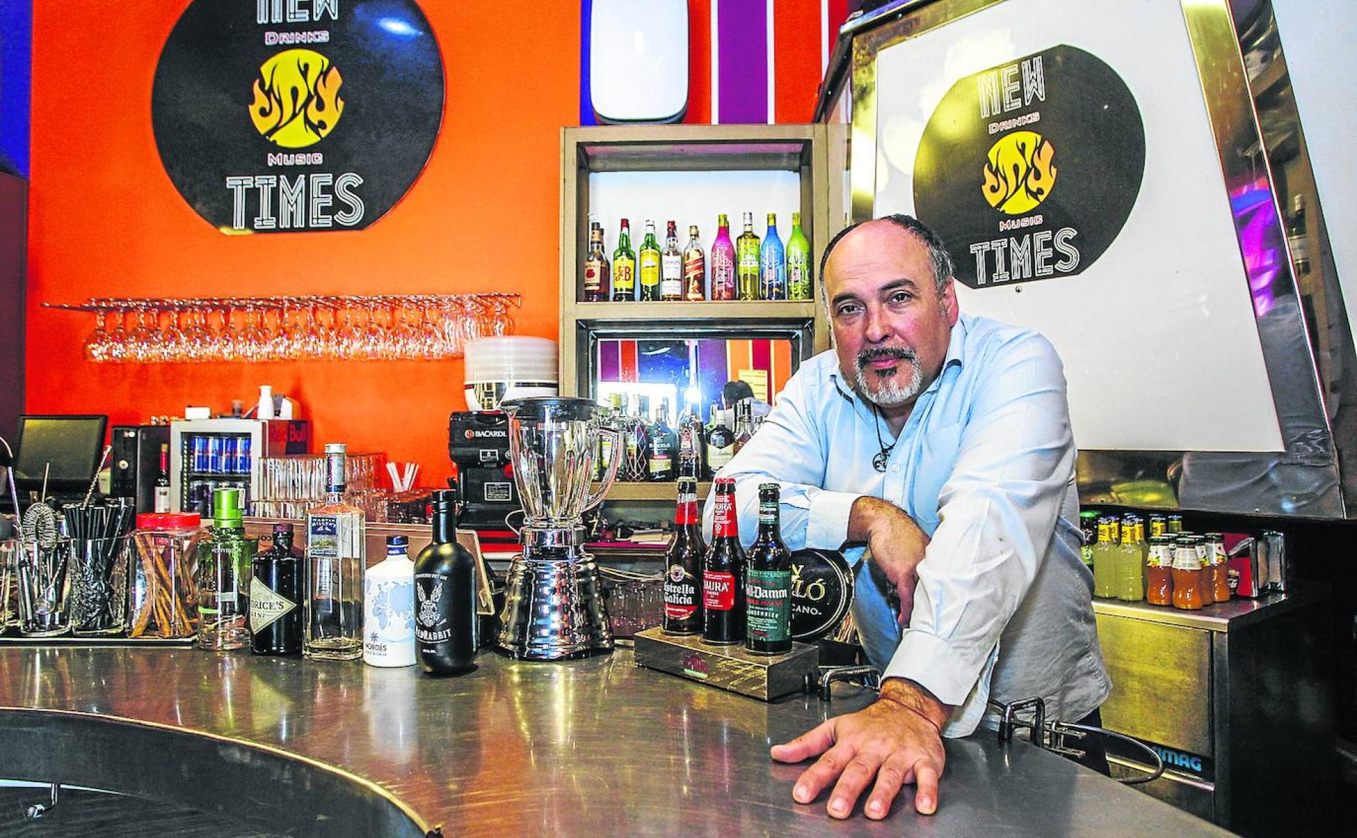 Rubén Gómez posa en la barra de su discoteca, New Times, una de las más conocidas de Torrelavega.