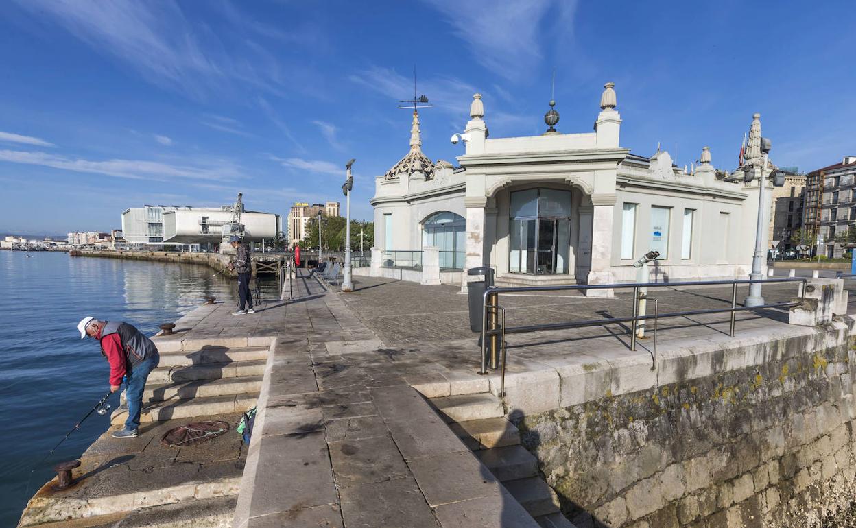 El edificio sufre daños desencadenados de la incidencia del mar, como humedades y desconchamientos en sus paredes externas e internas