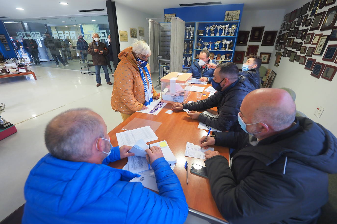 El proceso de votación arrancó en la mañana y se cerró a las ocho de la tarde dentro de un estricto protocolo de seguridad