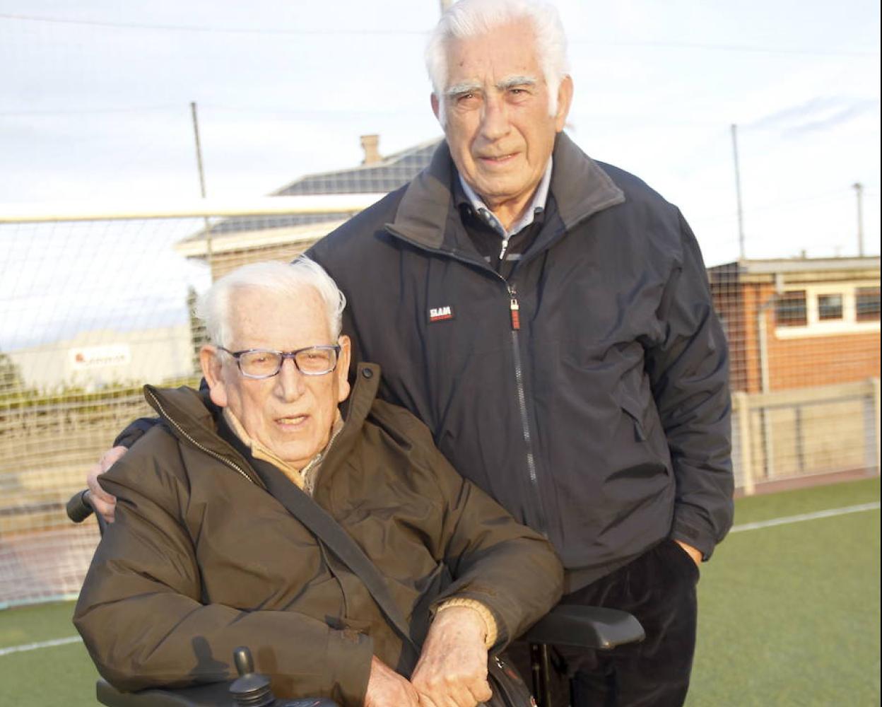 Abel Ayllón, a la izquierda, nunca perdió la oportunidad de acercarse al campo de El Crucero