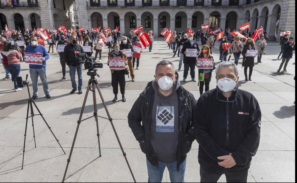 Mariano Carmona y Carlos Sánchez intervinieron ante los delegados de ambos sindicatos en la Plaza Porticada.