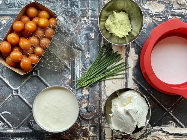 Apunta qué necesitas para el relleno y la decoración de la 'cheesecake' de pesto.