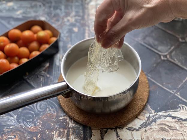 Derretir la gelatina, ya hidratada y escurrida, en la nata caliente.