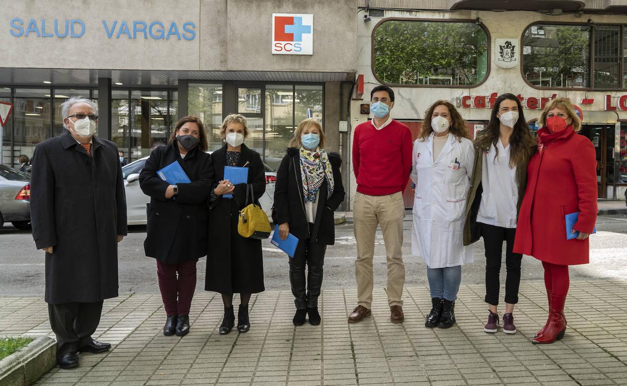 Representantes de Atención Primaria, de izquierda a derecha: Modesto Chato, Cristina Manzanares,Victoria Viota, Celina Ruiz Toribio,José Ramón López Lanza, Marga González,Cristina de Andrés, enfermera del Centro de Salud de Vargas, y María Luz Fernández