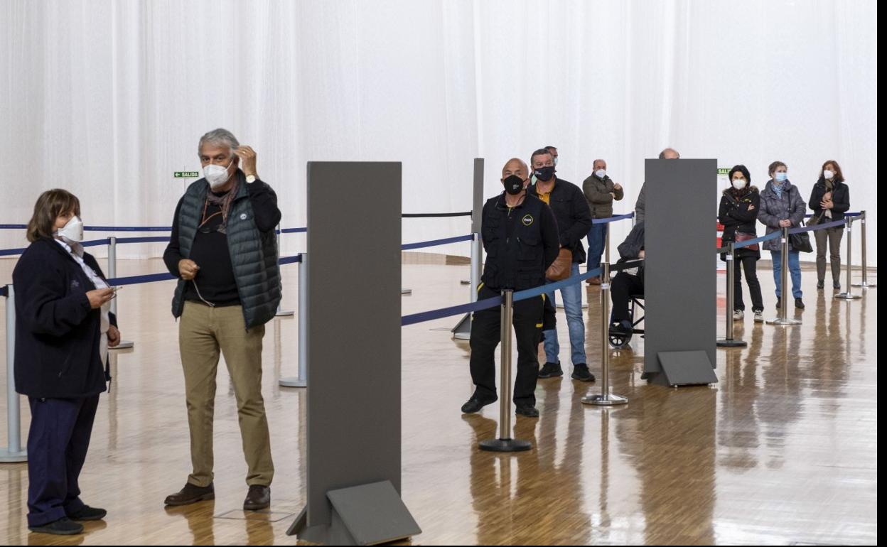 Circuito de espera, dentro del Palacio de Exposiciones y Congresos de Santander, para acceder a los puestos de vacunación. daniel pedriza