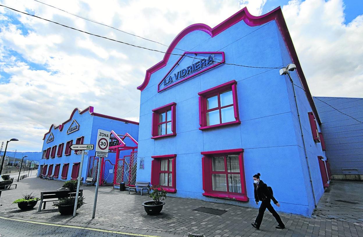 Una vecina de Camargo camina frente al Centro Cultural La Vidriera, ayer, en el casco urbano de Maliaño-Muriedas. 