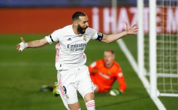 Benzema celebra su gol ante el Barça. 