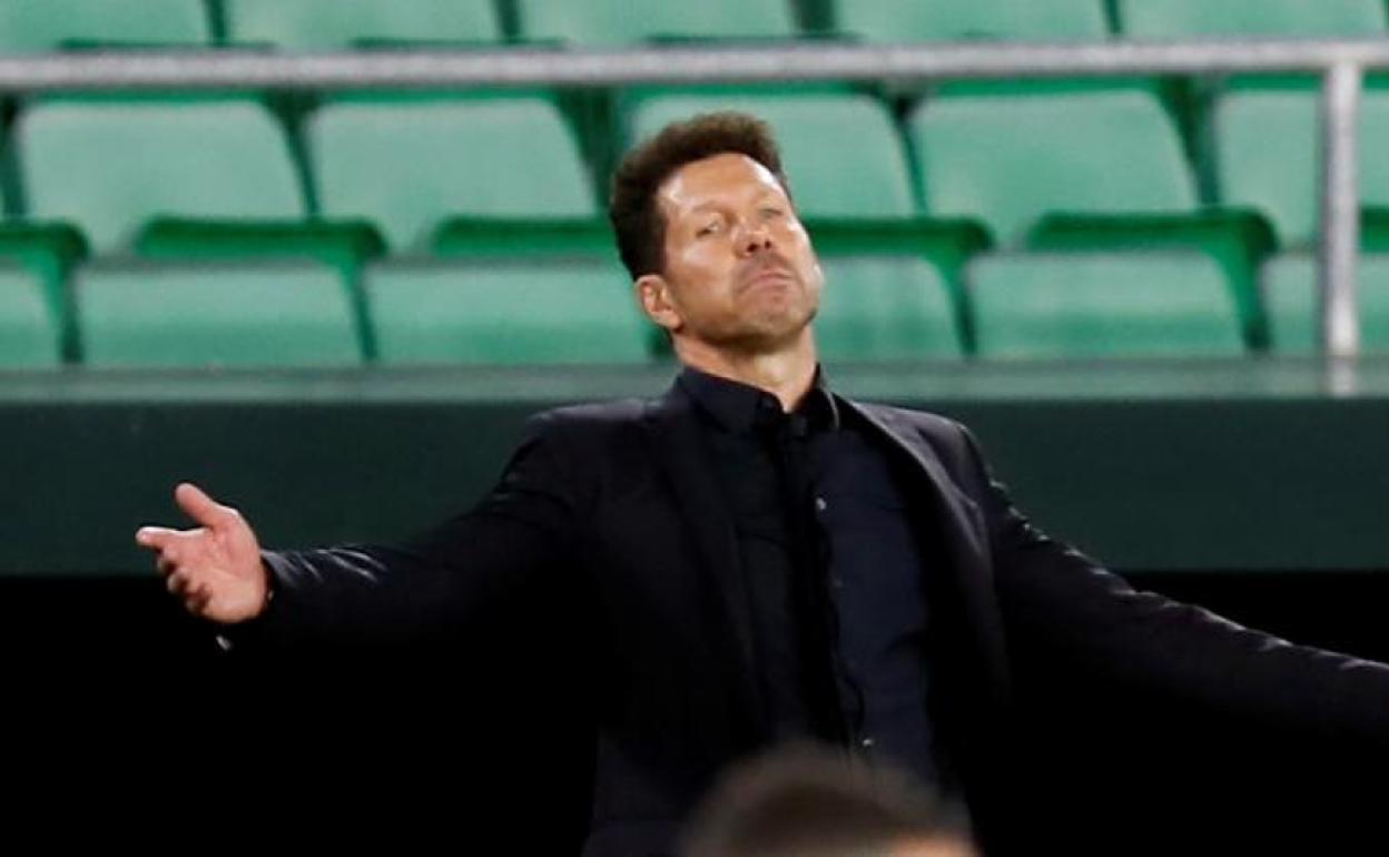 Diego Pablo Simeone, entrenador del Atlético, durante el partido ante el Betis. 