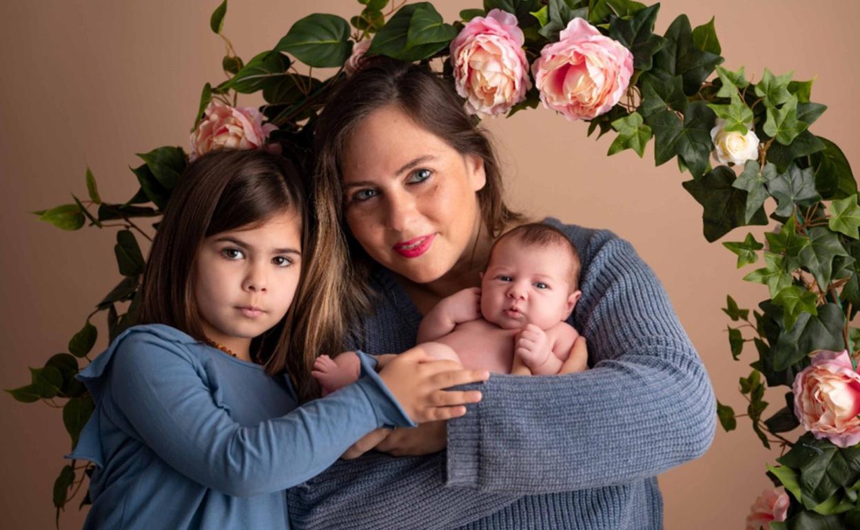 Paula posa con sus dos hijas: India y Duna.