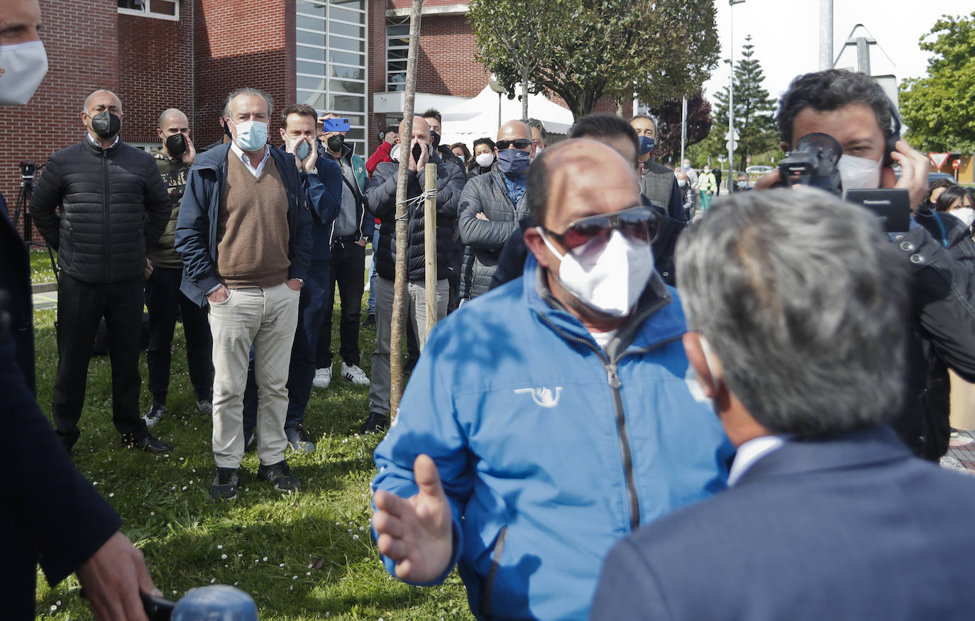 Los hosteleros han protestado y gritado «fuera, fuera» cuando Revilla ha llegado al Centro de Salud de El Astillero para darse la vacuna contra el covid. 