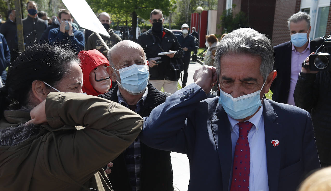 Los hosteleros han protestado y gritado «fuera, fuera» cuando Revilla ha llegado al Centro de Salud de El Astillero para darse la vacuna contra el covid. 