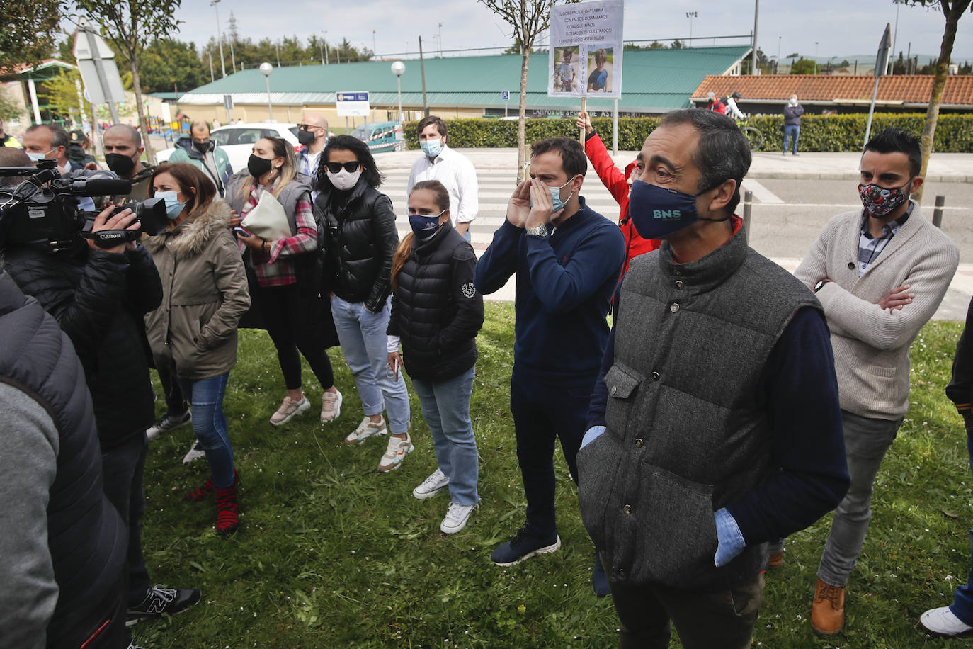 Los hosteleros han protestado y gritado «fuera, fuera» cuando Revilla ha llegado al Centro de Salud de El Astillero para darse la vacuna contra el covid. 