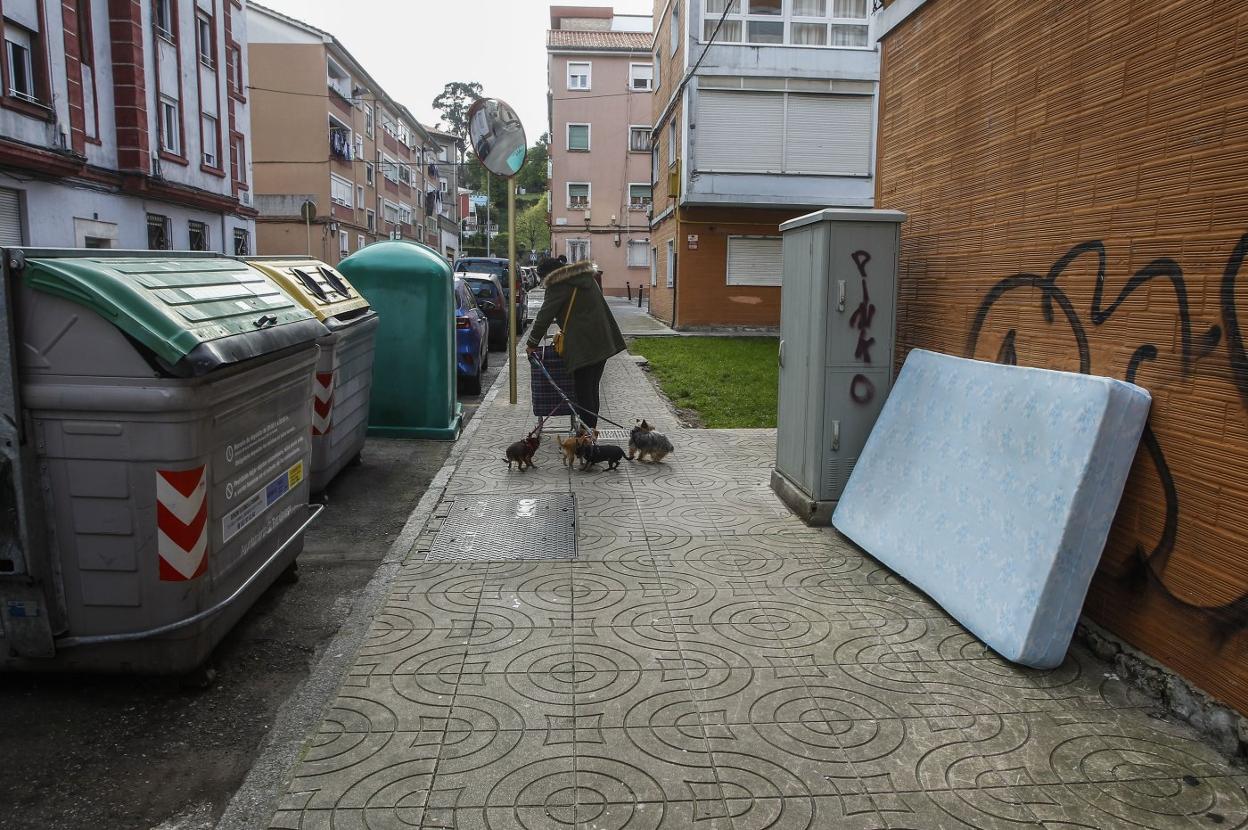 Un colchón abandonado reposa sobre la fachada de un edificio en la calle Marqueses de Valdecilla y Pelayo. Luis palomeare