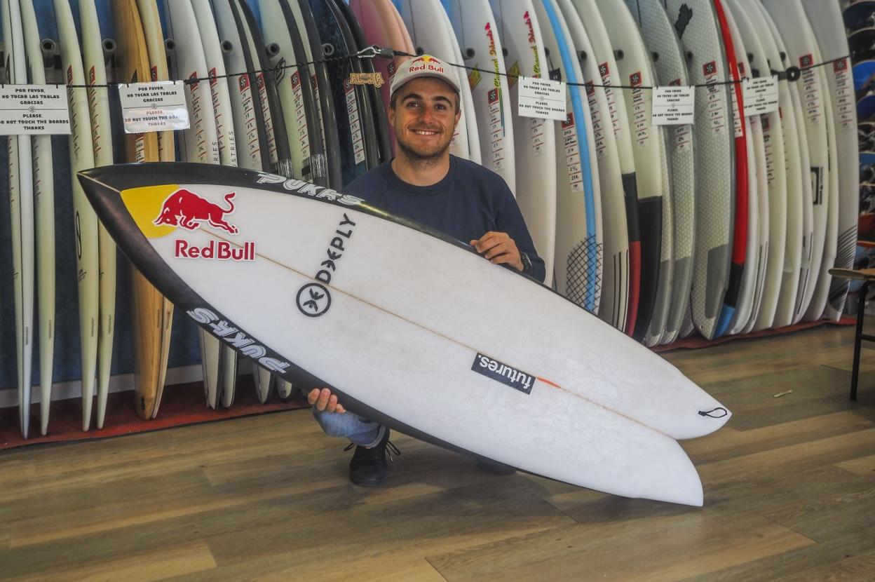 Natxo González posa con una tabla en la Escuela Cántabra de Surf, en Somo, donde impartió una charla y dio una clase a jóvenes surfistas. 