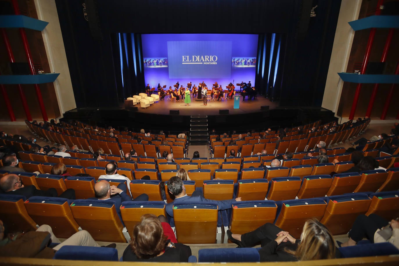 El Diario Montañés presentó este jueves a la comunidad el Anuario de Cantabria 2020, un trabajo periodístico gestado en el ocaso del año del covid y alumbrado en una gala frugal en la que este medio distinguió a toda la sociedad de la región con el premio Cántabro del Año.