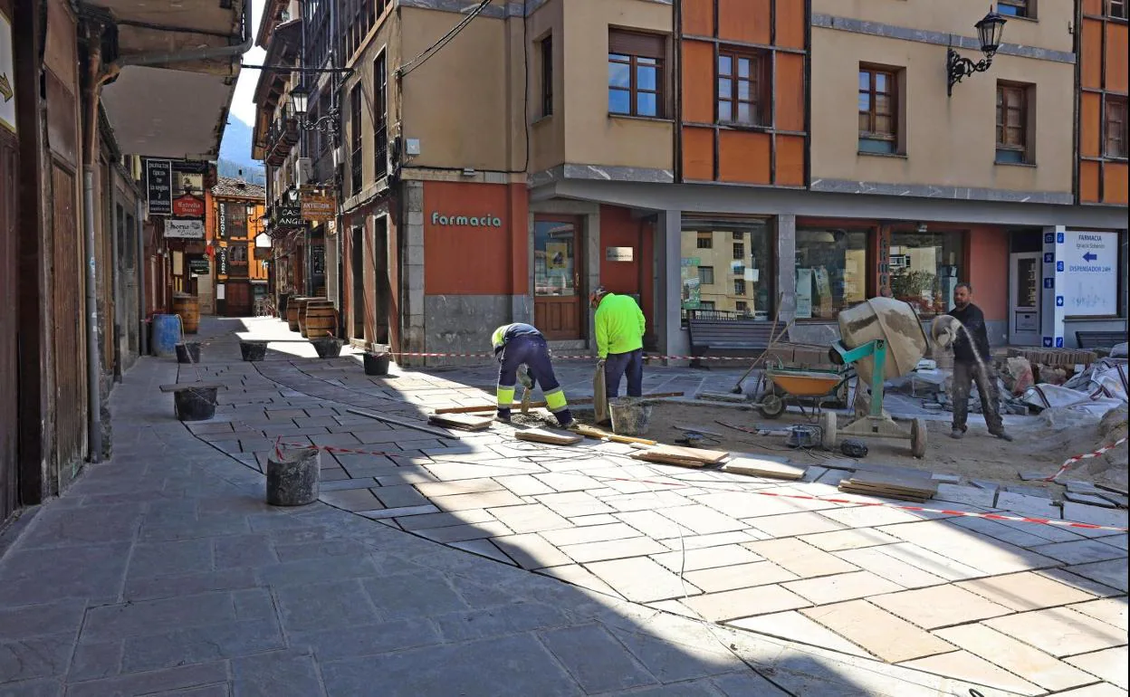 Los operarios ya trabajan en la colocación de las losas en la calle Cántabra.