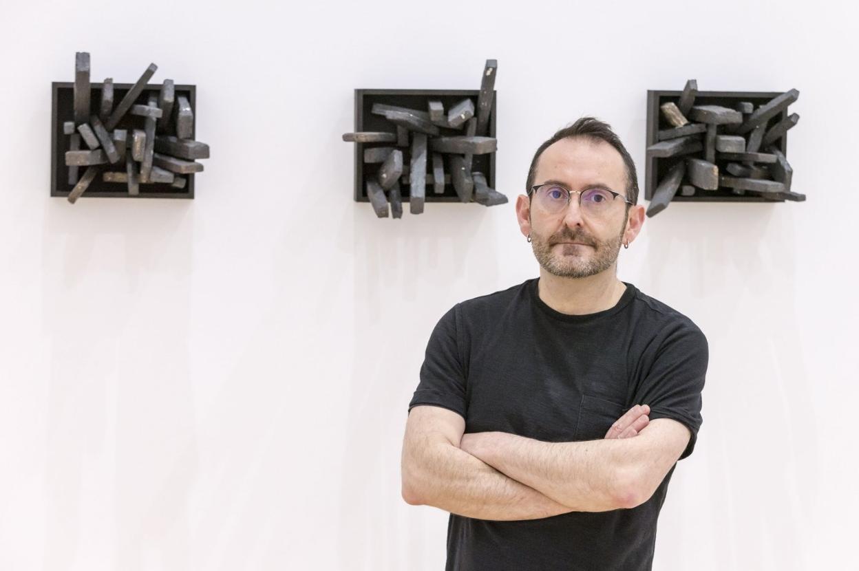 Gerardo García, en el Espacio Los Arenales, junto a tres de sus piezas más recientes. 