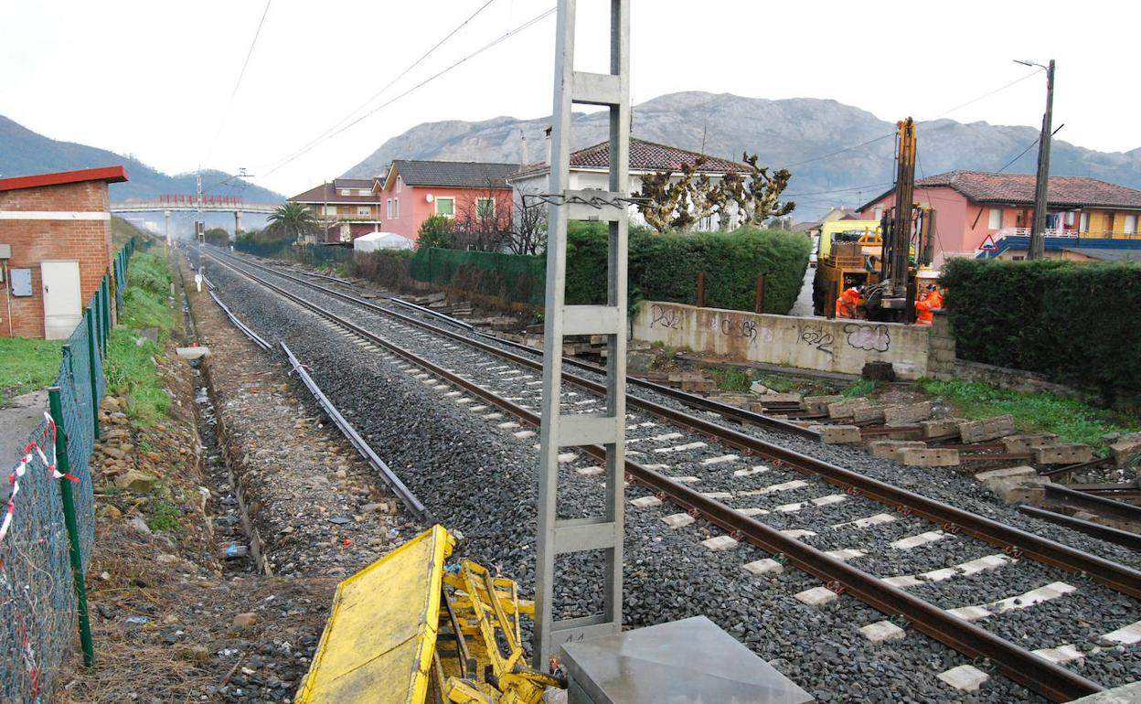 Adif licita por casi un millón de euros la mejora de la catenaria entre Los Corrales y Santander