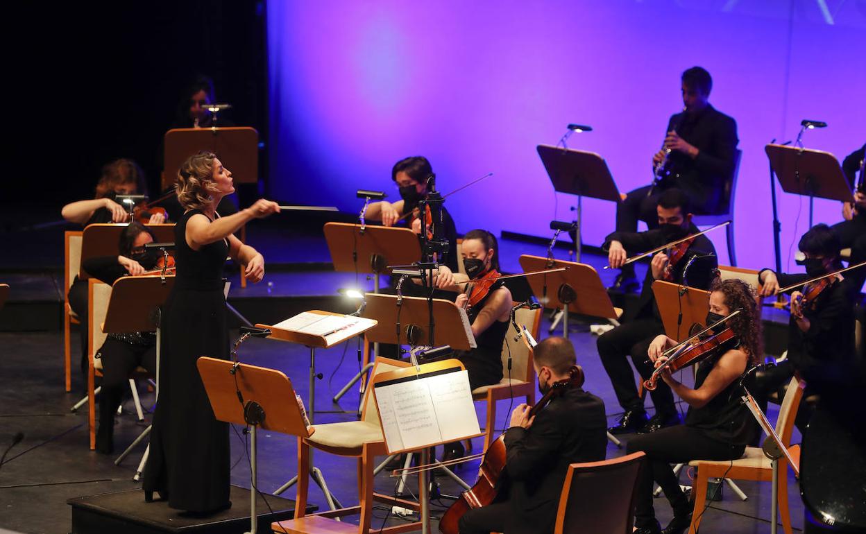 Paula Sumillera dirige la Orquesta Sinfónica del Cantábrico durante una de las variaciones que pusieron ayer emoción al homenaje a la sociedad de la región.