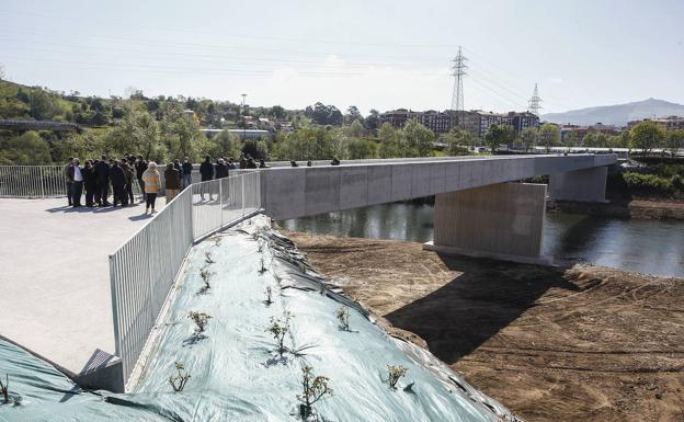 Imagen principal - Torrelavega inaugura la nueva pasarela sobre el Saja-Besaya