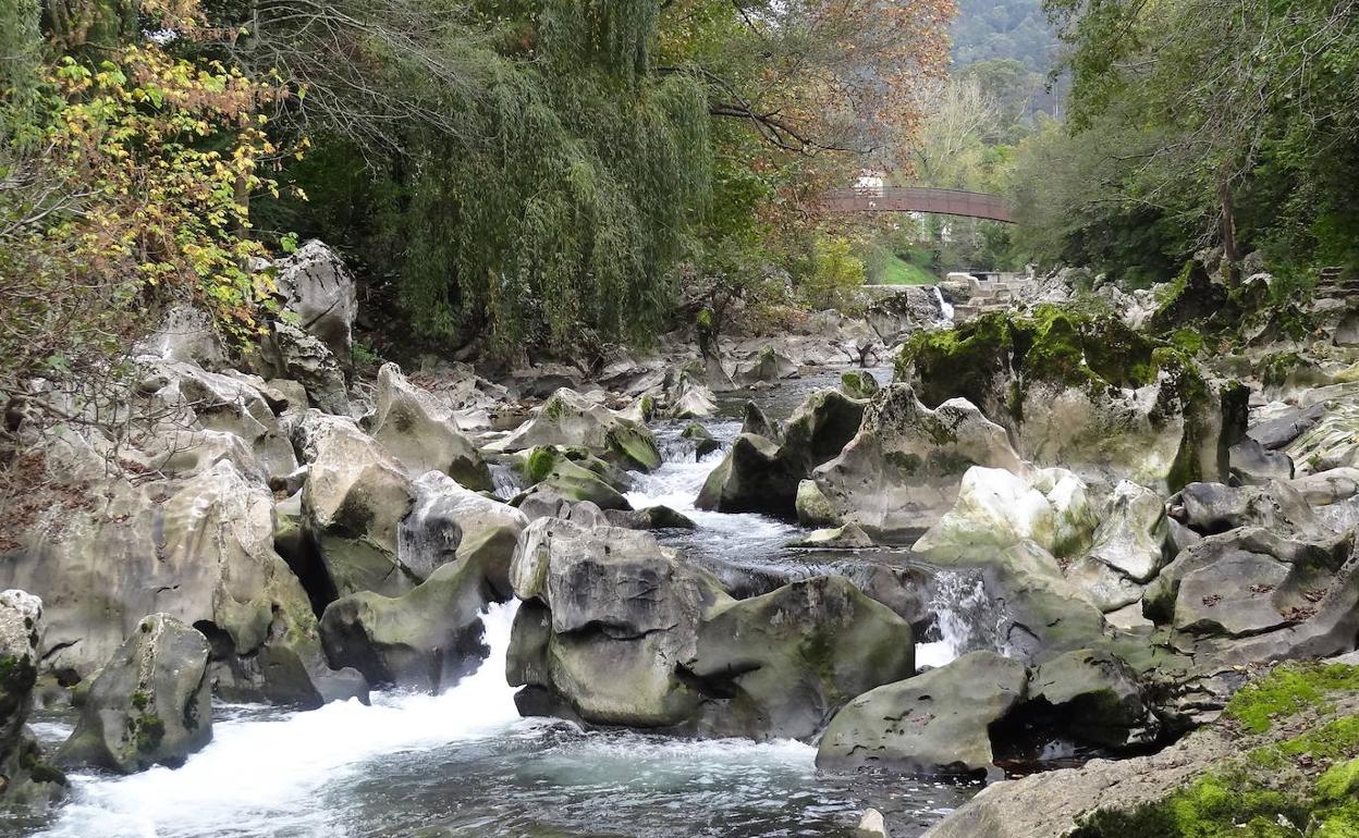 El río Pas a su paso por Puente Viesgo.