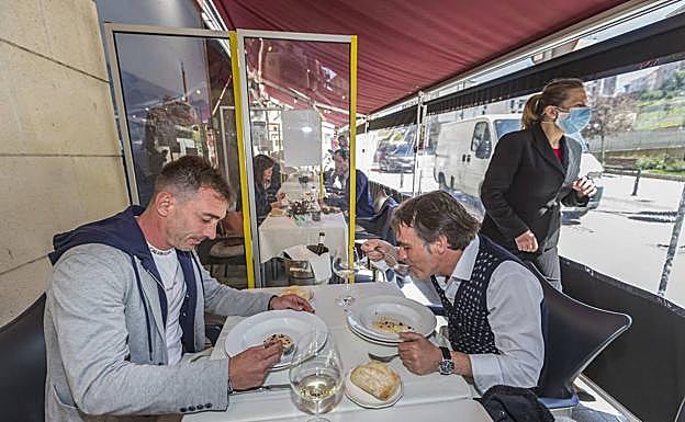 Miguel Ángel Martínez y Pedro Martínez comen en la terraza de La Flor de Tetuán. 