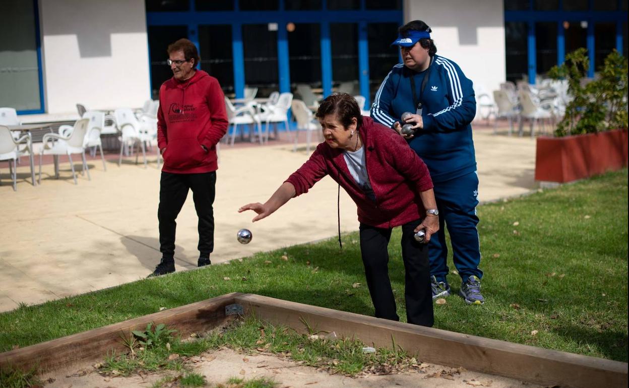 Un grupo de jubilados juega a la petanca en Salou.