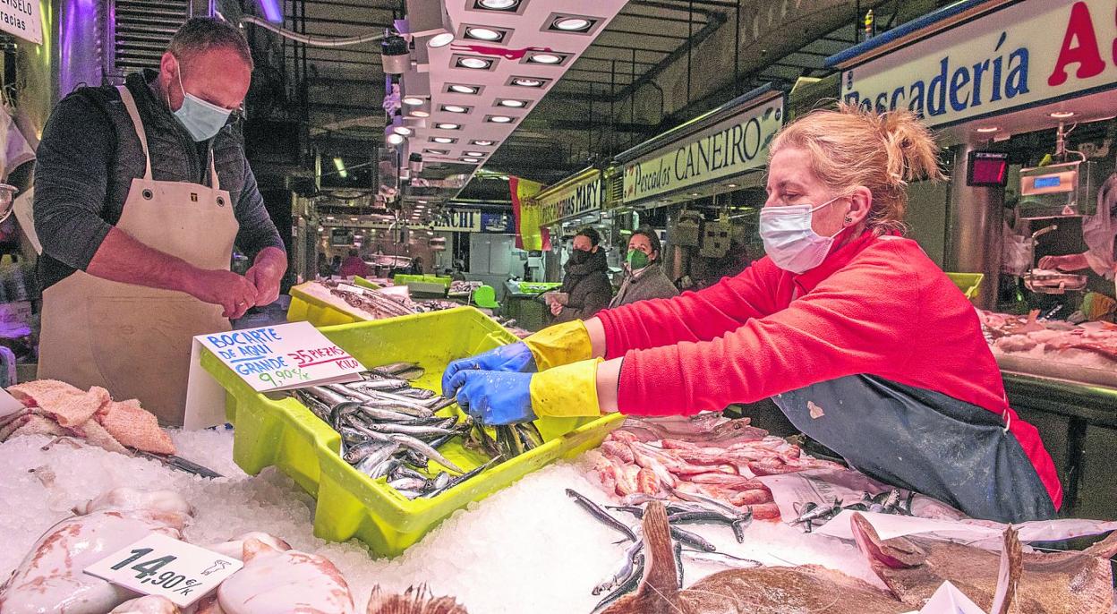 Una pescadera manipula los bocartes, esta semana, en el Mercado de la Esperanza de Santander.