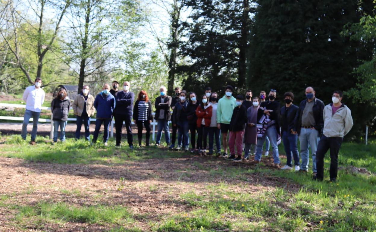 Los alumnos posan en los exteriores del IES Foramontanos. 