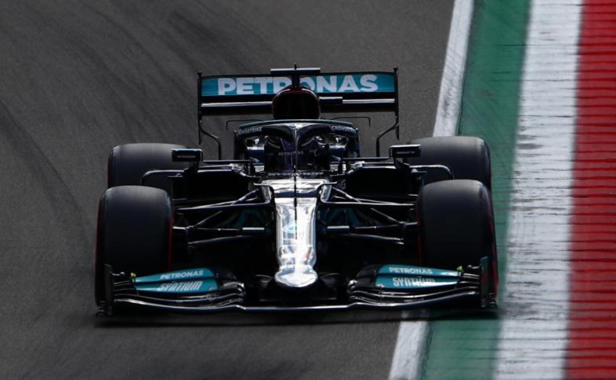 Hamilton, a bordo del Mercedes en Imola. 