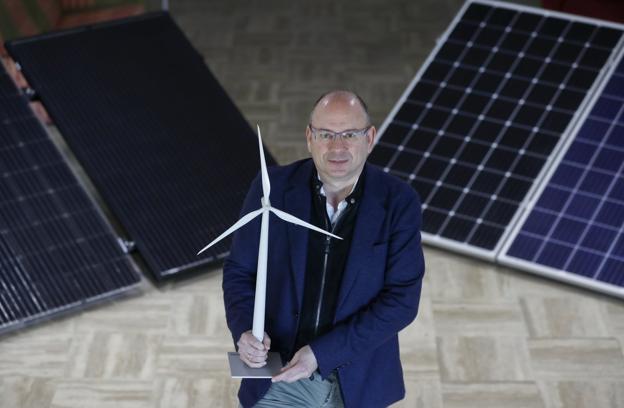 Agustín Valcarce sujeta la maqueta de un aerogenerador en las instalaciones de su empresa en Boo de Piélagos.