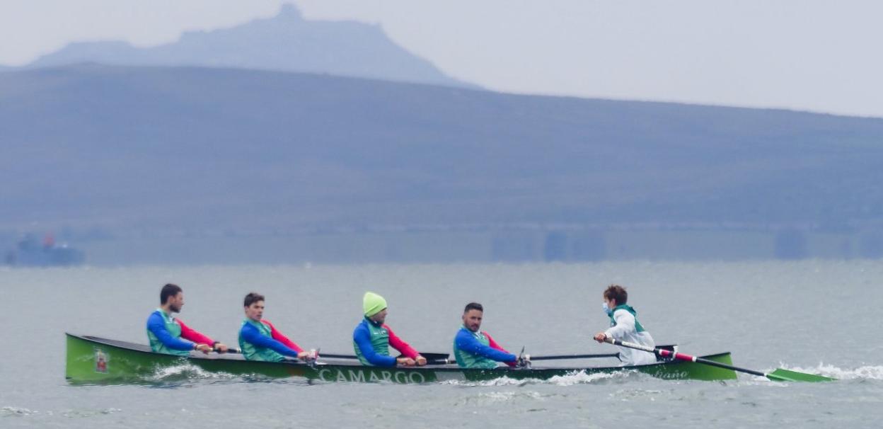 El batel de Camargo, ganador este sábado en el Pantano del Ebro. 