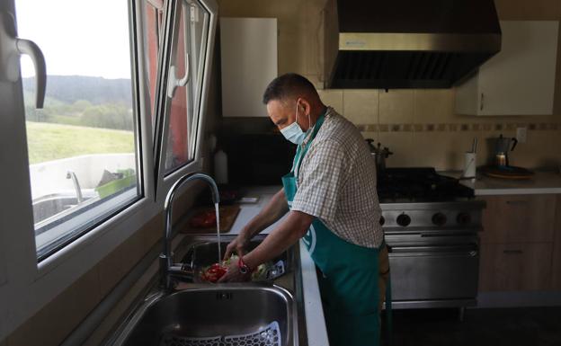 Ginés prepara la comida. 