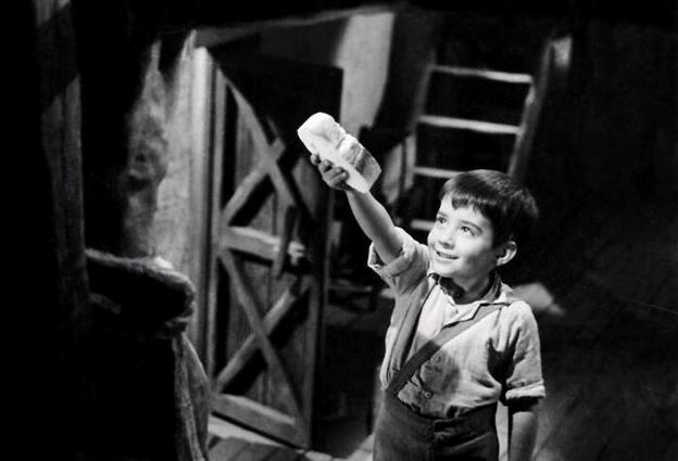 Pablito Calvo en una de las inolvidables escenas de 'Marcelino, pan y vino'.